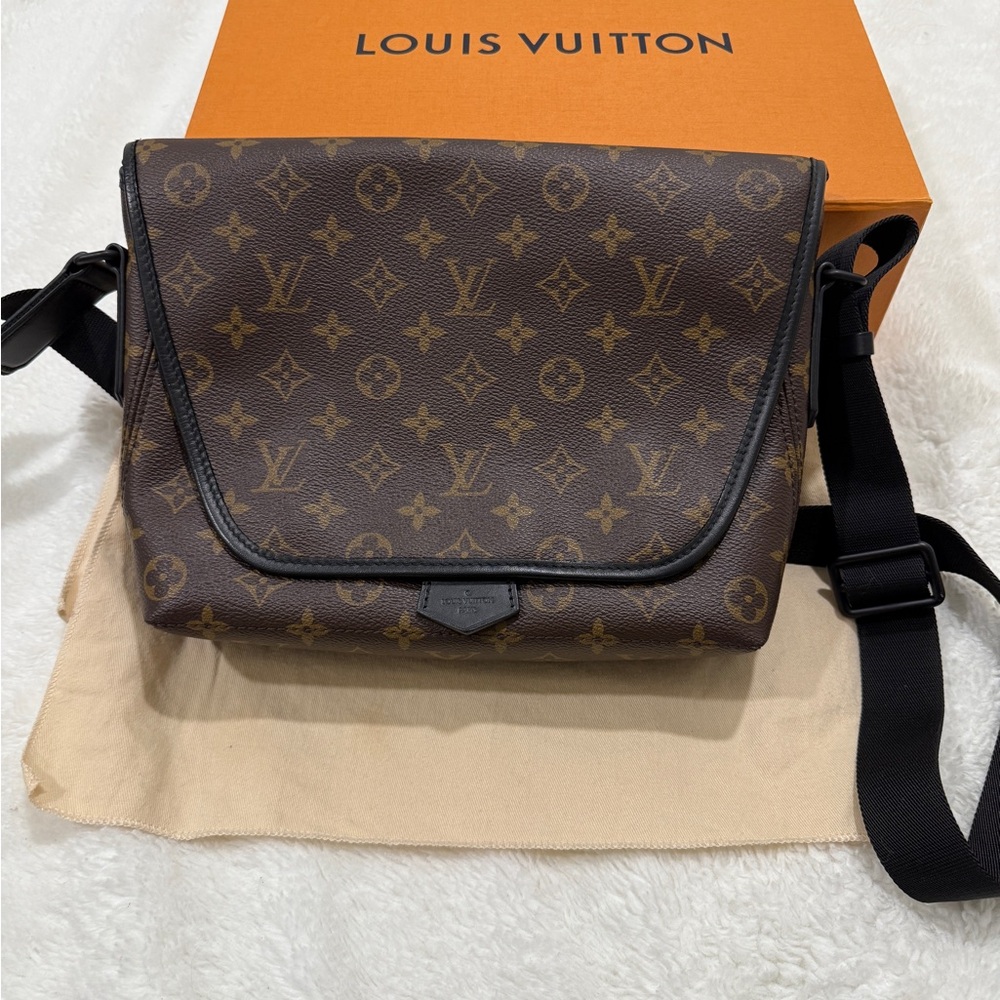 Louis Vuitton Men's Brown Monogram Messenger Bag